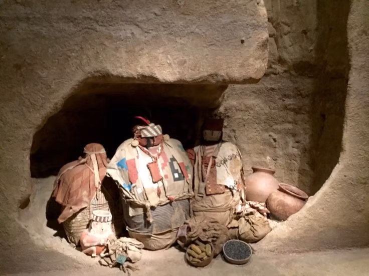  Người Inca và tục ướp xác hoàng đế. Đối với người Inca, hoàng đế (Sapa Inca) được xem là một vị thần. Khi qua đời, xác của ngài được ướp và giữ nguyên trạng để tôn kính. Xác ướp của hoàng đế sẽ được đưa ra trong các nghi lễ và đóng vai trò là biểu tượng của quyền lực và bảo hộ cho đất nước. Ảnh: Pinterest.