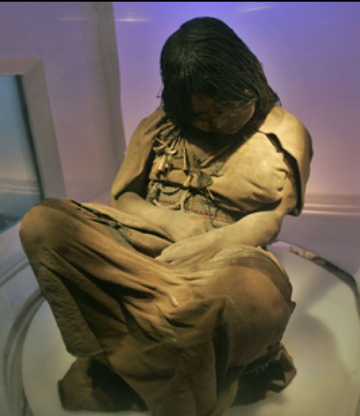  "Capacocha" – Lễ hiến tế trẻ em của người Inca. Người Inca có một nghi thức gọi là "Capacocha" – hiến tế trẻ em trên đỉnh núi cao. Tại đây, các em sẽ được ướp xác một cách tự nhiên do điều kiện lạnh giá và thiếu oxy. Những xác ướp này, như "La Doncella" (Trinh nữ), được bảo quản hoàn hảo. Ảnh: Pinterest.