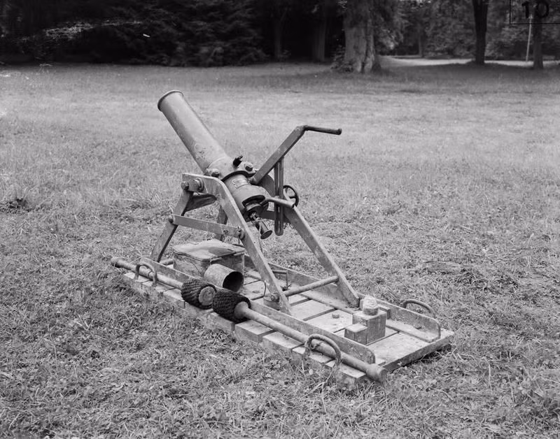  3. Súng cối: Một loại pháo cỡ nhỏ, linh hoạt, có thể dễ dàng vận chuyển và bắn ở góc cao, rất hiệu quả trong việc phá công sự. Ảnh: Pinterest.