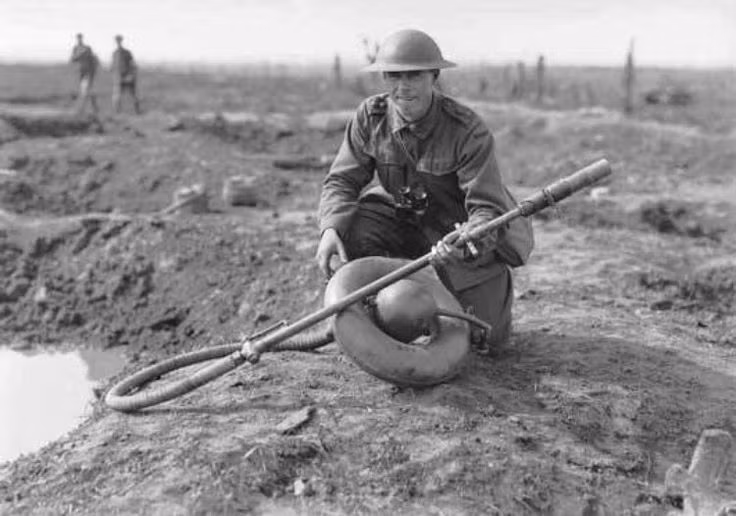  9. Súng phun lửa: Được Đức sử dụng lần đầu để tiêu diệt kẻ địch trong chiến hào, với hiệu quả gây sát thương cao trong tầm gần. Ảnh: Pinterest. Ảnh: Pinterest.