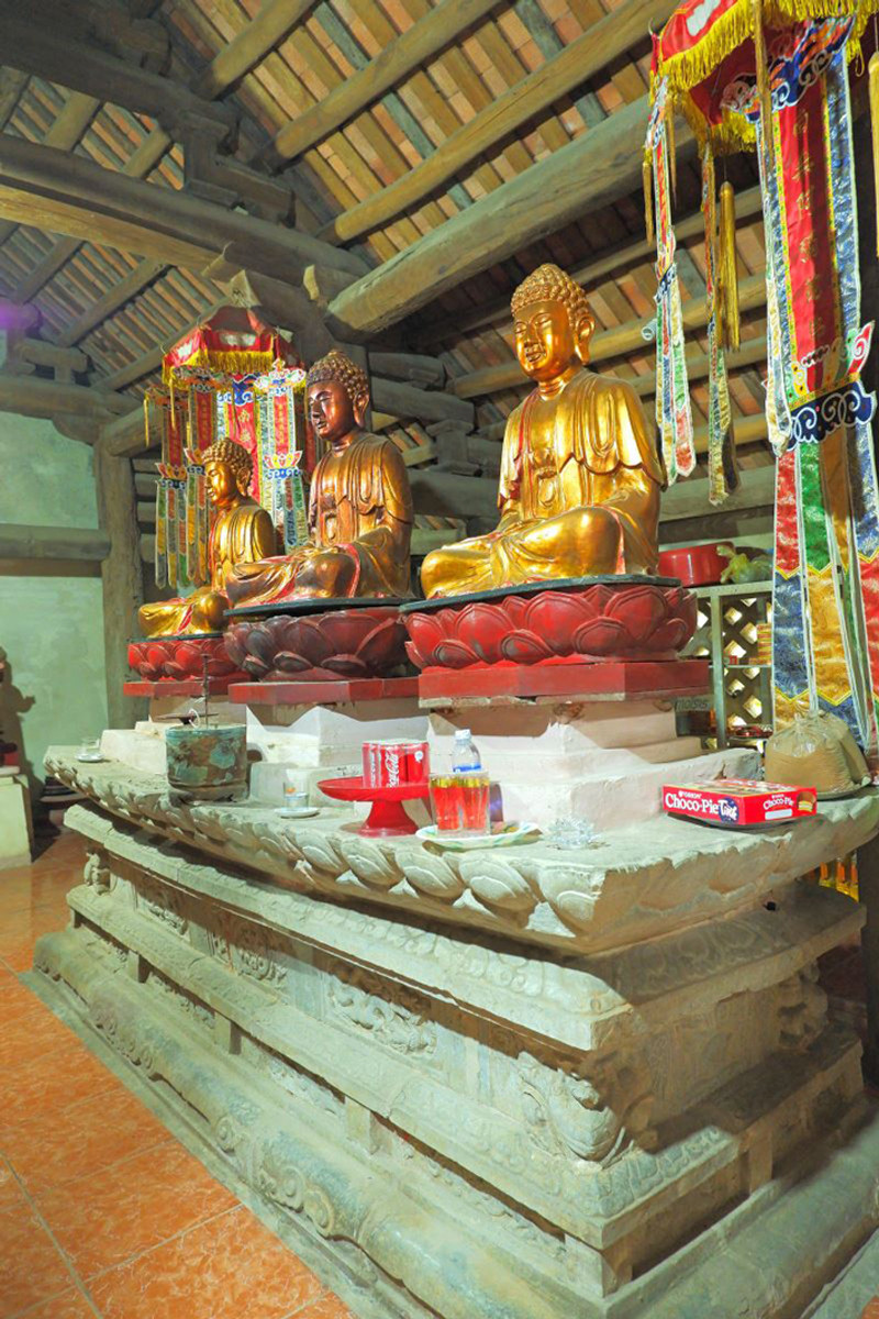 Với niên đại trên 800 năm, chùa còn lưu giữ được nhiều di vật, cổ vật có giá trị. Đáng chú ý nhất là bệ đá hoa sen có niên đại 700 năm tuổi, được tạc vào Xương Phù năm thứ 10 – năm 1388 dưới triều vua Trần Phế Đế. Ảnh: Cổng TTĐT Huyện Lâm Thao.