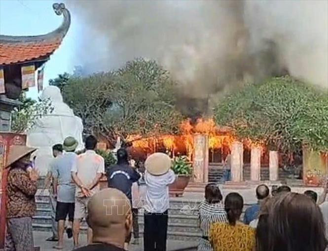 Khoảng 9h45 ngày 23/10, chùa Phổ Quang, một ngôi chùa có lịch sử lâu đời tọa lạc tại xã Xuân Lũng, huyện Lâm Thao, tỉnh Phú Thọ, bất ngờ bốc cháy dữ dội. Vụ hỏa hoạn không gây thiệt hại về người nhưng chùa chính hư hỏng nghiêm trọng. Ảnh: TTXVN.