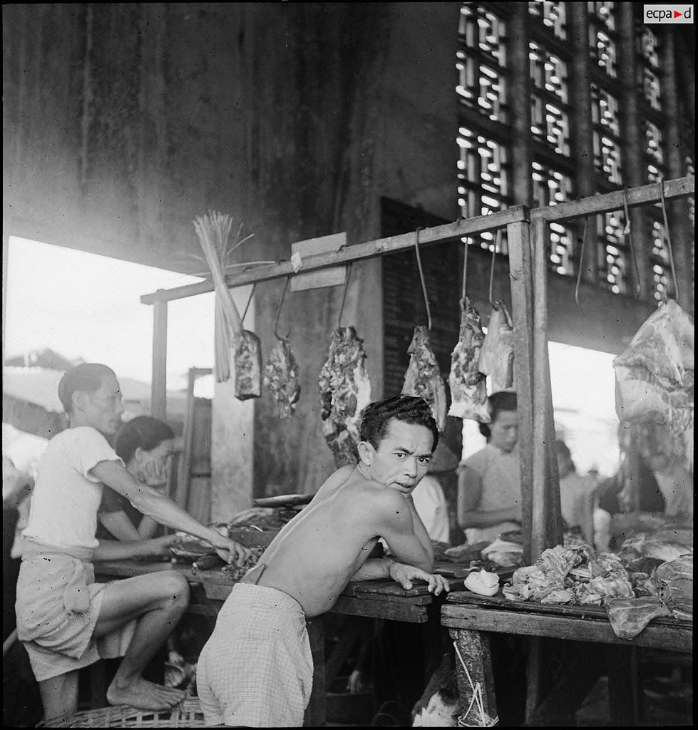 Người đàn ông đứng trước quầy thịt. Ảnh: Auteur inconnu/ECPAD/Défense.