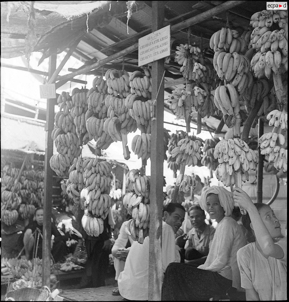 Một gian hàng chuối ở chợ Cầu Ông Lãnh. Ảnh: Auteur inconnu/ECPAD/Défense.