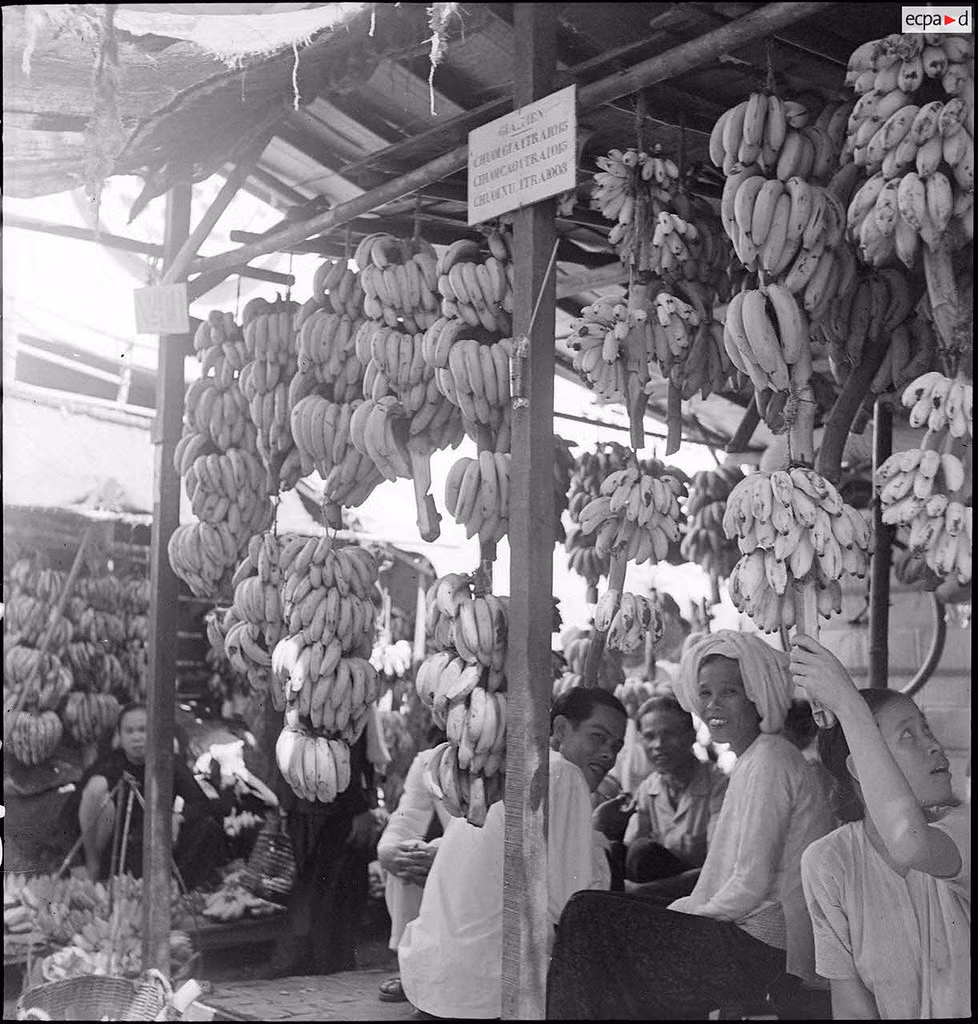 Một gian hàng chuối ở chợ Cầu Ông Lãnh. Ảnh: Auteur inconnu/ECPAD/Défense.