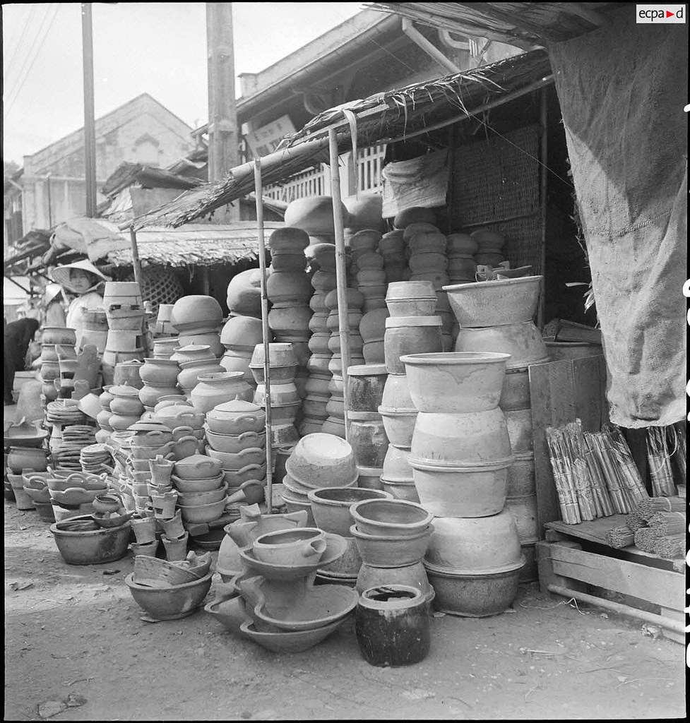 Một gian hàng gốm sứ ở chợ Cầu Ông Lãnh. Ảnh: Auteur inconnu/ECPAD/Défense.
