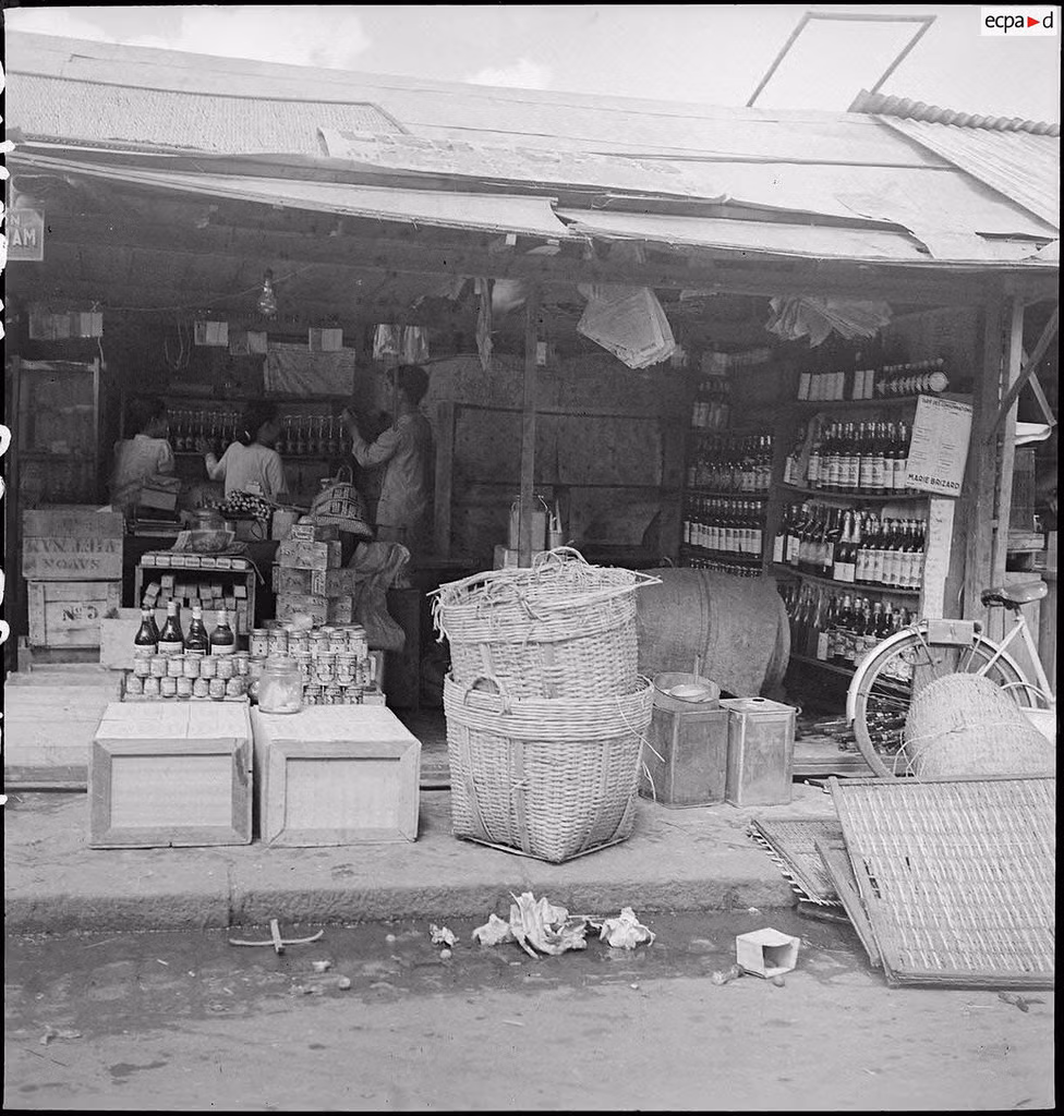 Một gian hàng bán rượu ở chợ Cầu Ông Lãnh. Ảnh: Auteur inconnu/ECPAD/Défense.