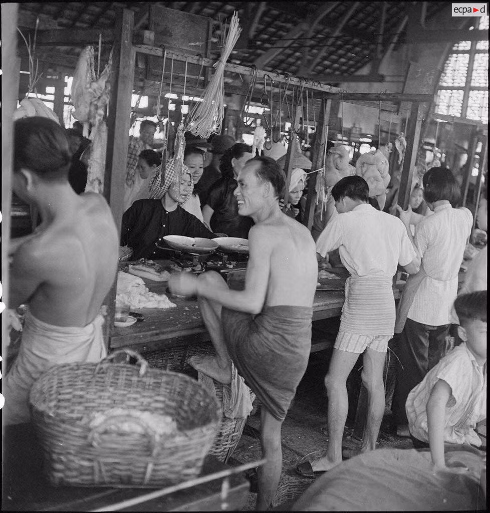 Một sạp hàng thịt trong nhà lồng chợ Cầu Ông Lãnh. Ảnh: Auteur inconnu/ECPAD/Défense.
