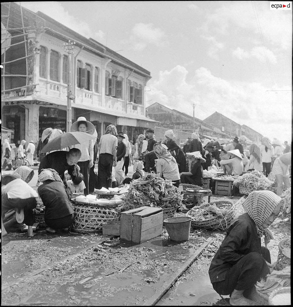 Cảnh họp chợ trên đường tàu điện, đường Bến Chương Dương. Ảnh: Auteur inconnu/ECPAD/Défense.
