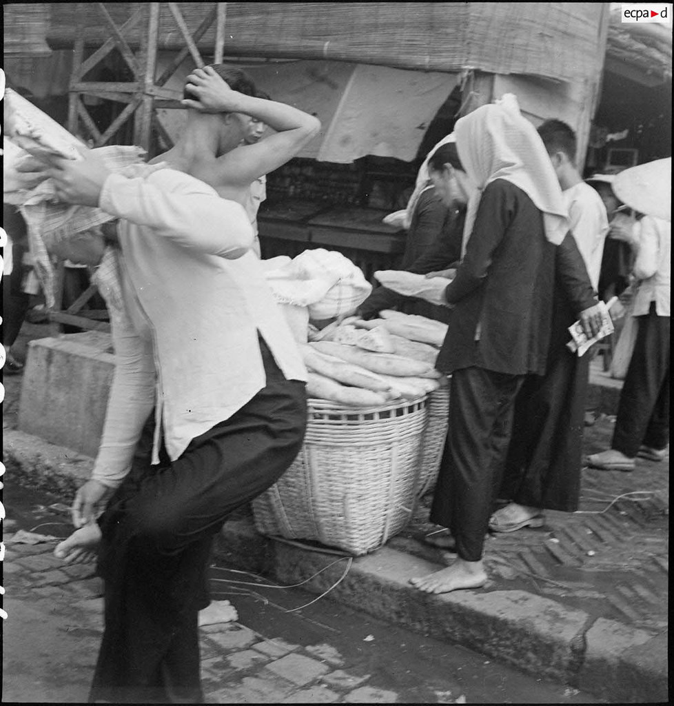 Quầy bánh mì ở góc đường Bến Chương Dương - Yersin. Ảnh: Auteur inconnu/ECPAD/Défense.