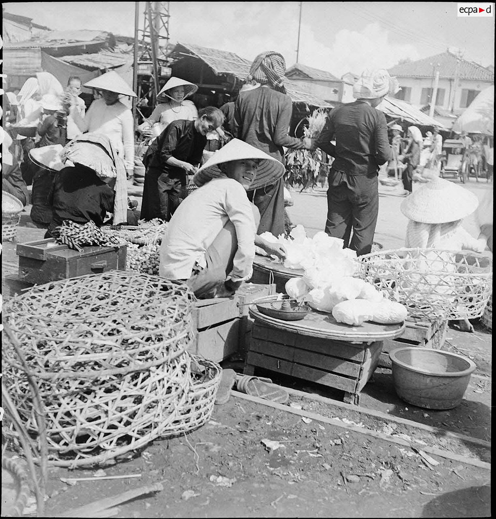 Những người bán rau trên đường Bến Chương Dương (nay là đường Võ Văn Kiệt), gần chợ Cầu Ông Lãnh. Ảnh: Auteur inconnu/ECPAD/Défense.