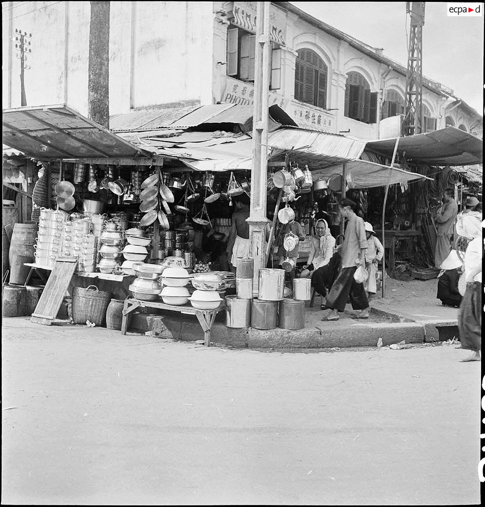 Quầy bán đồ gia dụng ở góc Bến Chương Dương - Nguyễn Thái Học. Ảnh: Auteur inconnu/ECPAD/Défense.