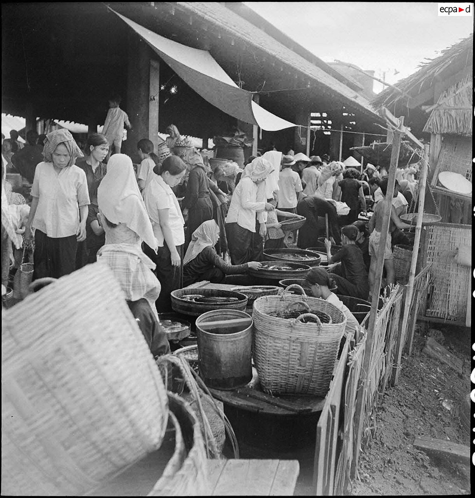 Các quầy bán cá ở chợ Cầu Ông Lãnh. Ảnh: Auteur inconnu/ECPAD/Défense.