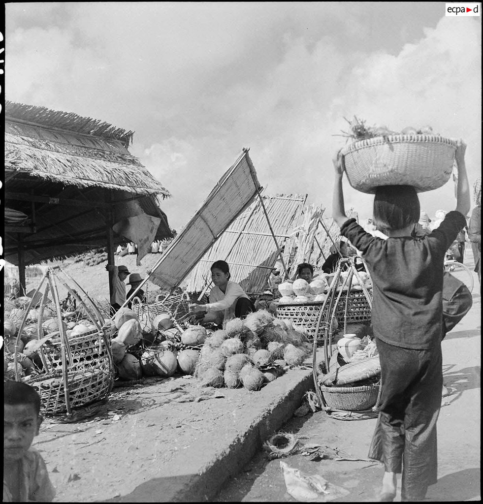 Những người bán dừa ở chợ Cầu Ông Lãnh. Ảnh: Auteur inconnu/ECPAD/Défense.