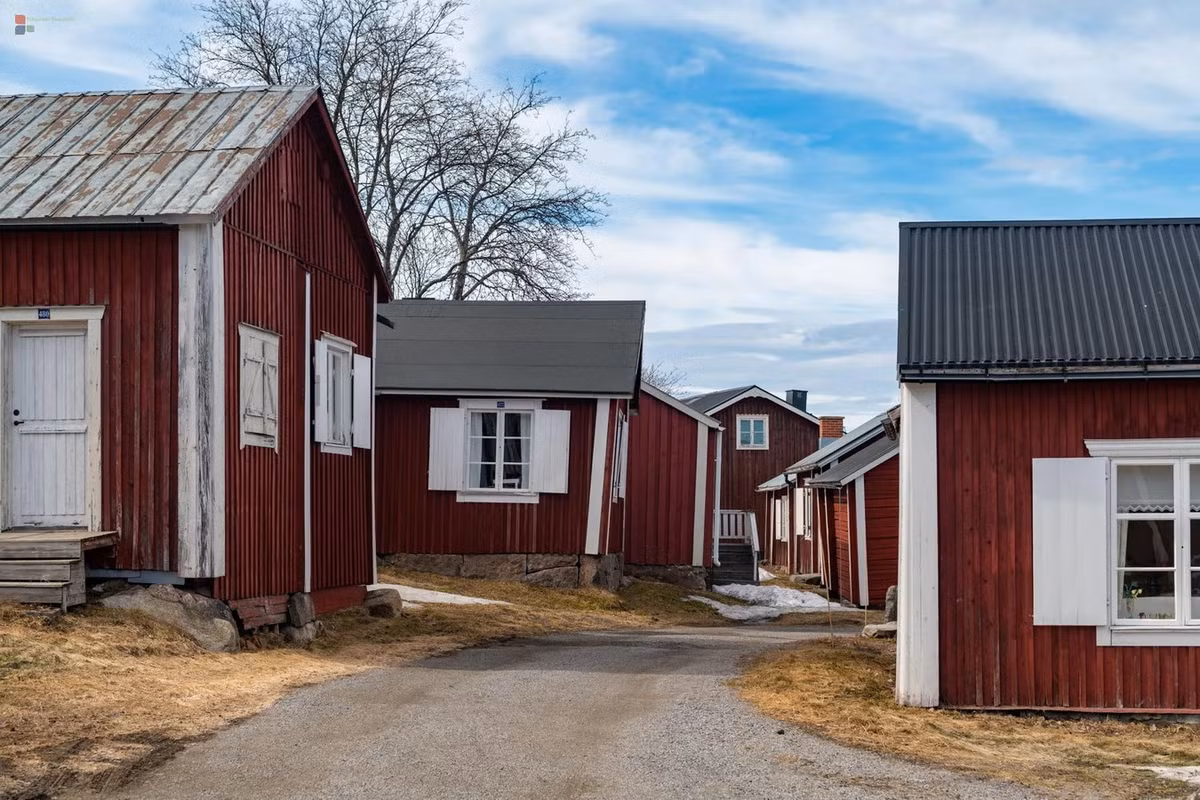 Nét đặc sắc trong kiến trúc của Gammelstad là các ngôi nhà mang hai màu đỏ - trắng được xây dựng theo kiến trúc truyền thống Thụy Điển với mái dốc để chống tuyết bám. Ảnh: Tenckhoff.de.