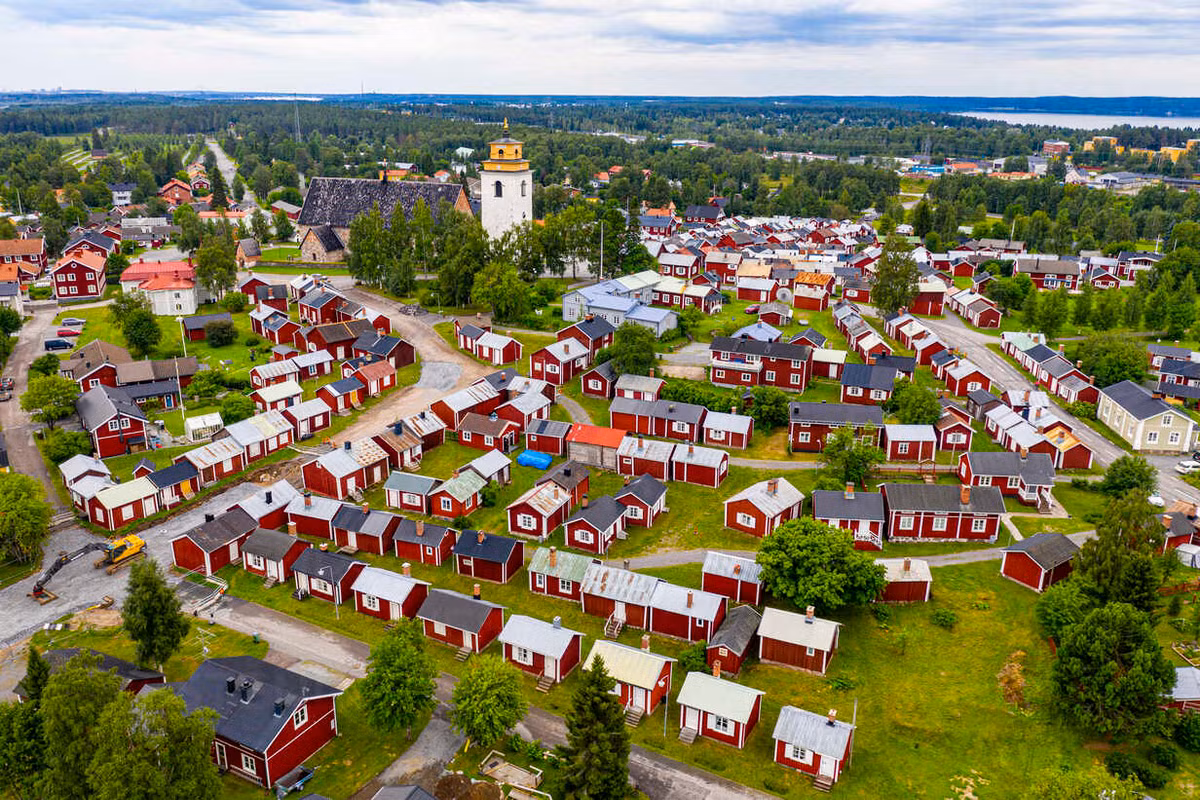 Bao quanh nhà thờ là 424 nhà bằng gỗ chia thành nhiều dãy. Những ngôi nhà này có tổng cộng 553 phòng. Ảnh: Westend61.