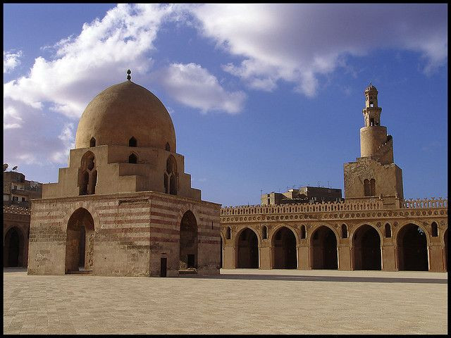  13. Thánh đường Ibn Tulun. Địa điểm: Cairo, Ai Cập. Đặc điểm: Là thánh đường lớn nhất ở Cairo, nổi tiếng với thiết kế và kiến trúc đặc trưng của thế kỷ 9. Ảnh: Pinterest.