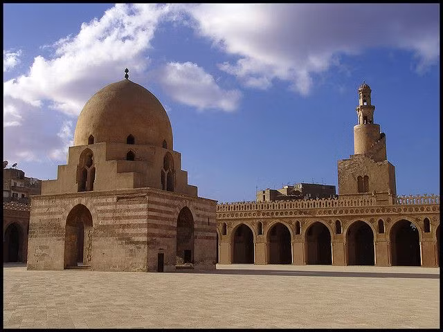  13. Thánh đường Ibn Tulun. Địa điểm: Cairo, Ai Cập. Đặc điểm: Là thánh đường lớn nhất ở Cairo, nổi tiếng với thiết kế và kiến trúc đặc trưng của thế kỷ 9. Ảnh: Pinterest.