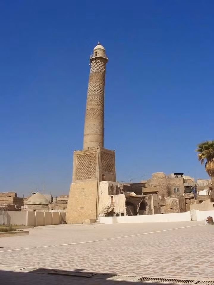  12. Thánh đường Al-Nouri. Địa điểm: Mosul, Iraq. Đặc điểm: Nơi có tháp minaret nổi tiếng, là biểu tượng văn hóa và tôn giáo của thành phố Mosul. Ảnh: Pinterest.