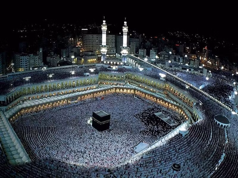  2. Thánh đường Al-Masjid al-Haram (Kaaba). Địa điểm: Mecca, Ả Rập Xê Út. Đặc điểm: Nơi linh thiêng bậc nhất trong thế giới Hồi giáo, nơi có Kaaba (Hắc Thạch), thu hút hàng triệu tín đồ Hồi giáo hành hương mỗi năm. Ảnh: Pinterest.