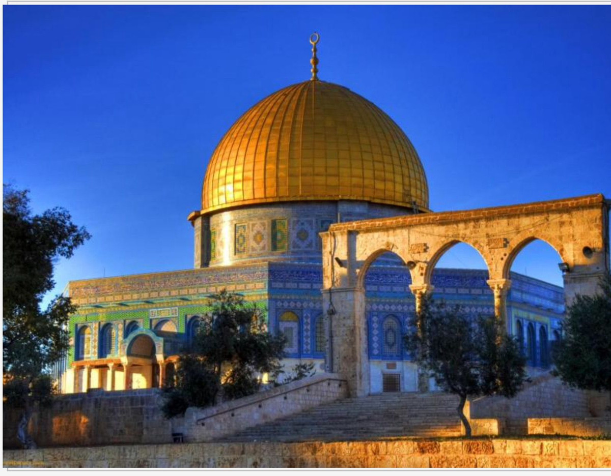  3. Thánh đường Al-Aqsa. Địa điểm: Jerusalem, Israel. Đặc điểm: Là thánh đường quan trọng thứ ba trong Hồi giáo, nằm trong khu vực Haram al-Sharif, có vai trò lớn trong lịch sử và tôn giáo khu vực Trung Đông. Ảnh: Pinterest.