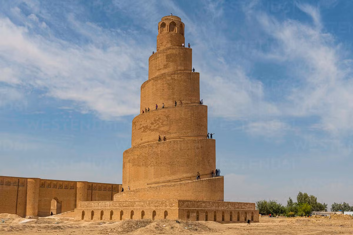  11. Thánh đường Lớn Samarra. Địa điểm: Samarra, Iraq. Đặc điểm: Nổi tiếng với tháp minaret xoắn ốc, là một trong những thánh đường Hồi giáo cổ đại quan trọng. Ảnh: Pinterest.