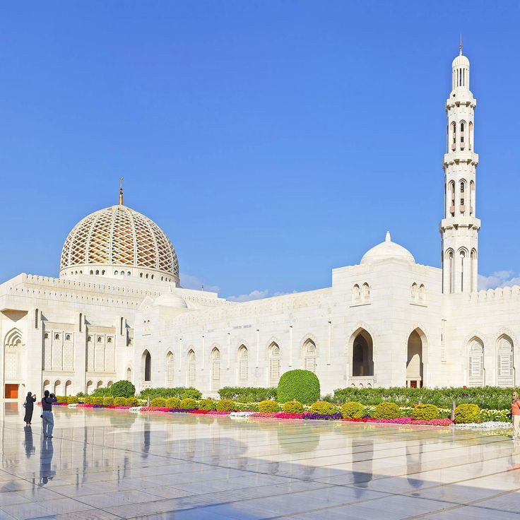  14. Thánh đường Lớn Sultan Qaboos. Địa điểm: Muscat, Oman. Đặc điểm: Là thánh đường lớn nhất ở Oman, nổi bật với kiến trúc đẹp và trang trí tinh xảo. Ảnh: Pinterest.