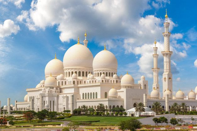  4. Thánh đường Lớn Sheikh Zayed. Địa điểm: Abu Dhabi, Các Tiểu vương quốc Ả Rập Thống nhất. Đặc điểm: Một trong những thánh đường lớn nhất thế giới, nổi bật với kiến trúc ấn tượng và nghệ thuật trang trí. Ảnh: Pinterest.