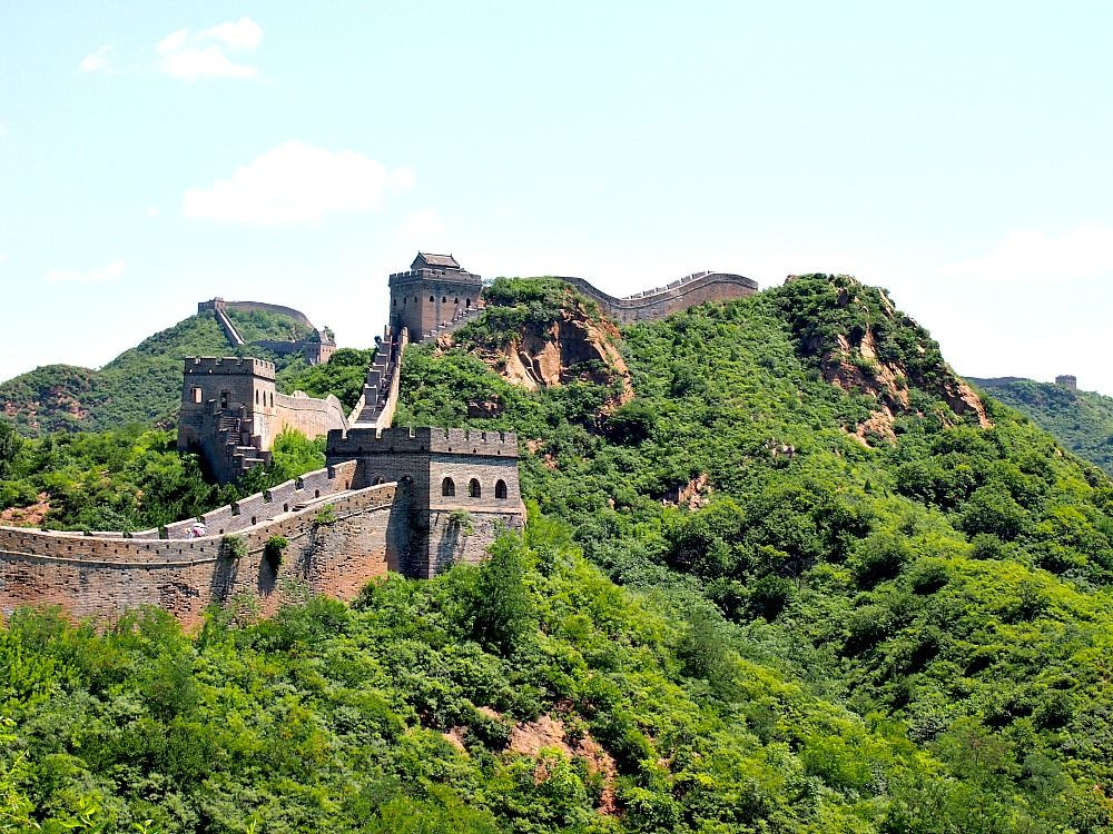  9. Mục đích chính ban đầu không phải chỉ để chống lại quân xâm lược. Mặc dù Vạn Lý Trường Thành nổi tiếng với mục đích phòng thủ, một số phần ban đầu được xây dựng để kiểm soát thương mại và di cư, đặc biệt là kiểm soát các tuyến đường thương mại dọc Con đường Tơ lụa. Ảnh: Pinterest.