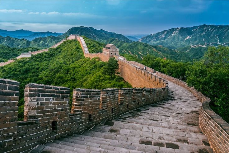  3. Thời gian xây dựng kéo dài hơn 2.000 năm. Vạn Lý Trường Thành không phải là công trình của một vị hoàng đế hay một triều đại duy nhất. Nó bắt đầu được xây dựng từ thế kỷ thứ 7 trước Công nguyên, dưới nhiều triều đại khác nhau, với phần nổi tiếng nhất được xây dựng dưới triều Minh (1368-1644). Ảnh: Pinterest.