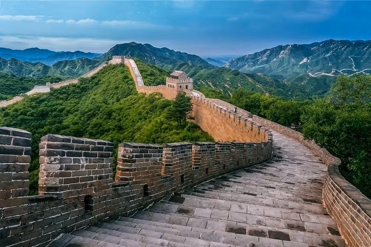  3. Thời gian xây dựng kéo dài hơn 2.000 năm. Vạn Lý Trường Thành không phải là công trình của một vị hoàng đế hay một triều đại duy nhất. Nó bắt đầu được xây dựng từ thế kỷ thứ 7 trước Công nguyên, dưới nhiều triều đại khác nhau, với phần nổi tiếng nhất được xây dựng dưới triều Minh (1368-1644). Ảnh: Pinterest.