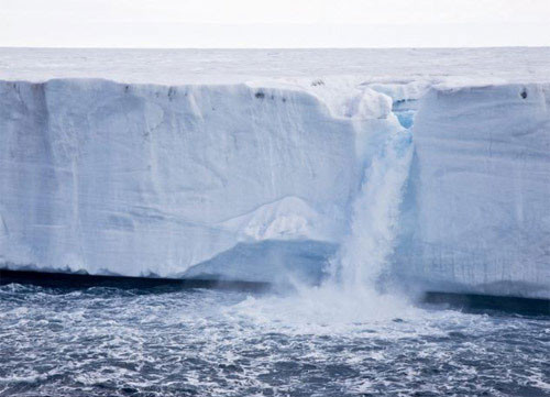 Đến năm 2033, băng ở hai cực sẽ tan chảy hoàn toàn khiến mực nước biển dâng cao đến mức báo động trên toàn cầu. Đến năm 2076, thế giới sẽ chứng kiến những thay đổi lớn lan rộng ra khắp các quốc gia.