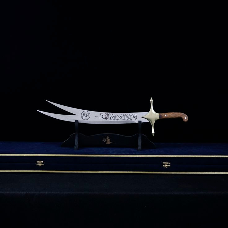  3. Zulfiqar. Chủ nhân: Ali ibn Abi Talib (thế giới Hồi giáo). Đặc điểm: Zulfiqar là thanh gươm hai lưỡi huyền thoại được trao cho Ali, người con rể và cộng sự thân cận của nhà tiên tri Muhammad. Đây là biểu tượng quyền lực và công lý trong lịch sử Hồi giáo. Ảnh: Pinterest.