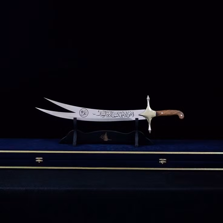  3. Zulfiqar. Chủ nhân: Ali ibn Abi Talib (thế giới Hồi giáo). Đặc điểm: Zulfiqar là thanh gươm hai lưỡi huyền thoại được trao cho Ali, người con rể và cộng sự thân cận của nhà tiên tri Muhammad. Đây là biểu tượng quyền lực và công lý trong lịch sử Hồi giáo. Ảnh: Pinterest.