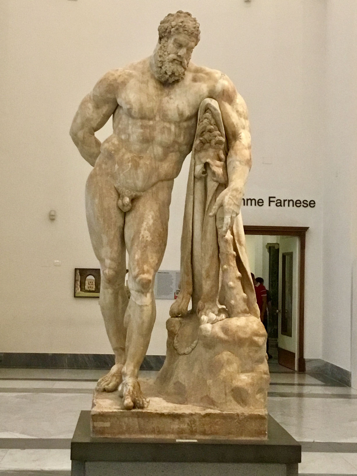  "The Farnese Hercules". Bức tượng khổng lồ của thần Hercules này là một biểu tượng về sức mạnh và sự dẻo dai. Tượng thể hiện Hercules sau khi hoàn thành 12 kỳ công, tựa vào một cây gậy với cơ thể đầy cơ bắp. Ảnh: Pinterest.