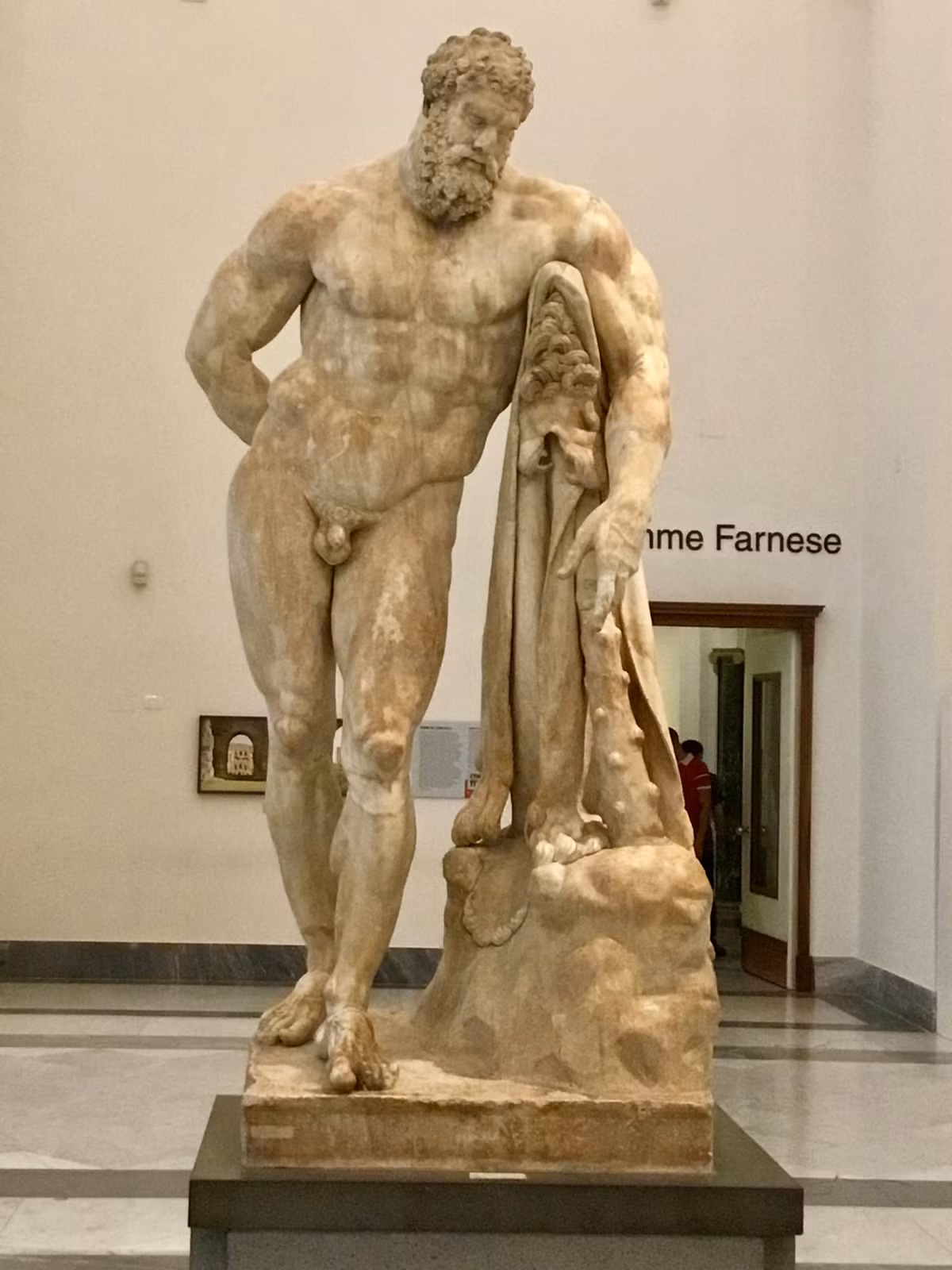  "The Farnese Hercules". Bức tượng khổng lồ của thần Hercules này là một biểu tượng về sức mạnh và sự dẻo dai. Tượng thể hiện Hercules sau khi hoàn thành 12 kỳ công, tựa vào một cây gậy với cơ thể đầy cơ bắp. Ảnh: Pinterest.