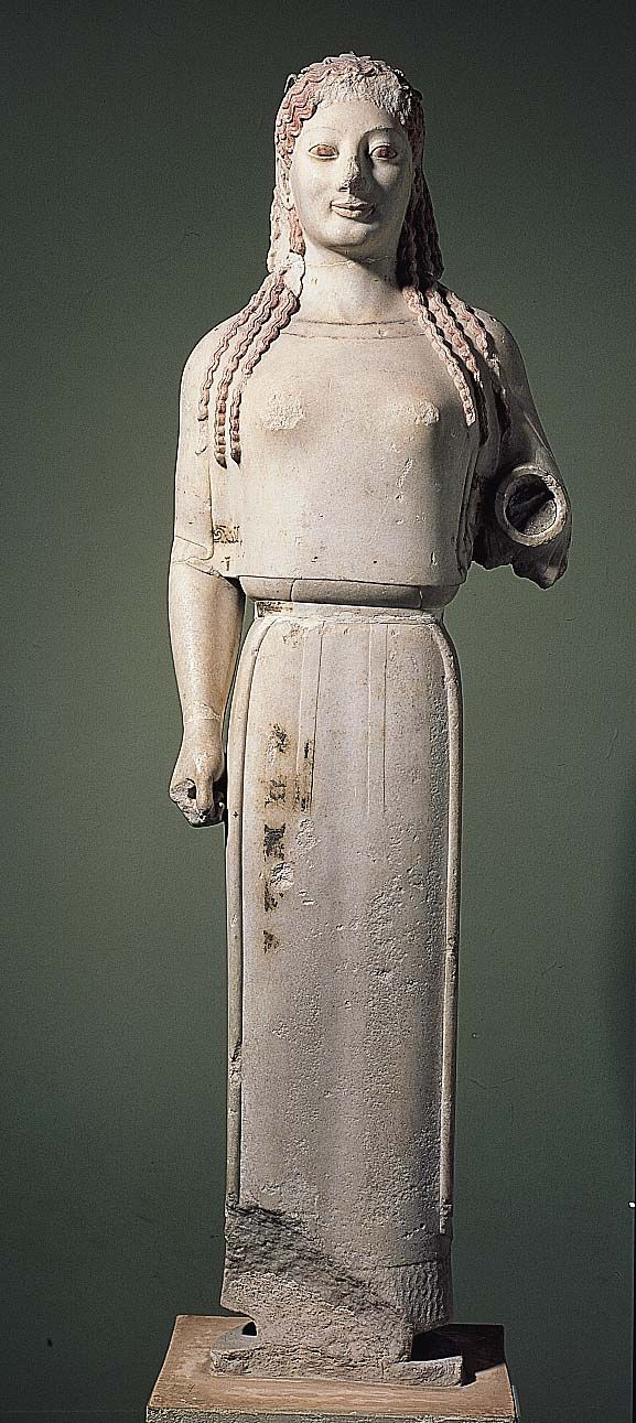  "Peplos Kore". Một bức tượng nữ giới trẻ thuộc thời kỳ Archaic, mặc trang phục truyền thống (peplos), là ví dụ về vẻ đẹp đơn giản và phong cách cổ điển của nghệ thuật Hy Lạp thời kỳ đầu. Ảnh: Pinterest.