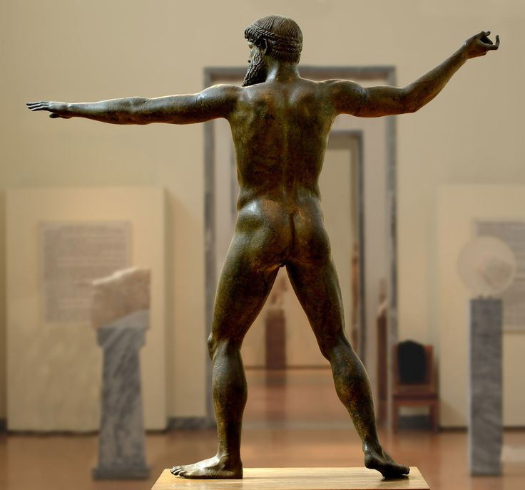  "Zeus or Poseidon of Artemision". Đây là một bức tượng đồng to lớn mô tả một vị thần (có thể là Zeus hoặc Poseidon) trong tư thế chuẩn bị ném một tia sét hoặc cây đinh ba, đầy uy nghi và mạnh mẽ. Ảnh: Pinterest.