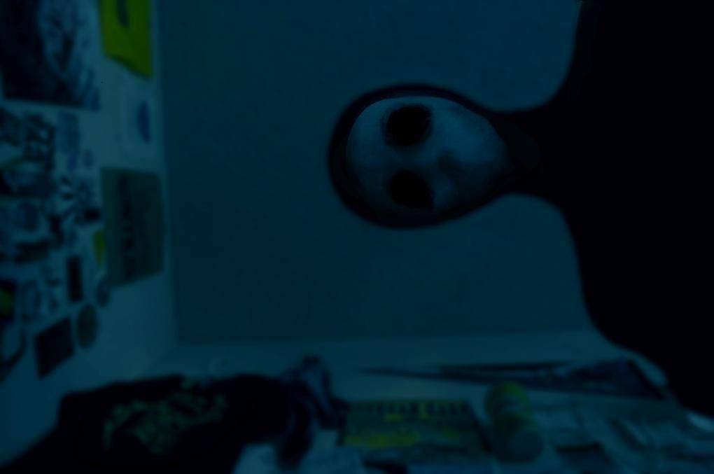  Ma đè ở Việt Nam. Ở Việt Nam, bóng đè còn được gọi là ma đè. Cách gọi này bắt nguồn từ việc người Việt xưa tin rằng hiện tượng này là do linh hồn lang thang đến đè lên người khi đang ngủ, nhất là tại những nơi có nhiều âm khí hoặc nơi có người chết. Ảnh: Pinterest.