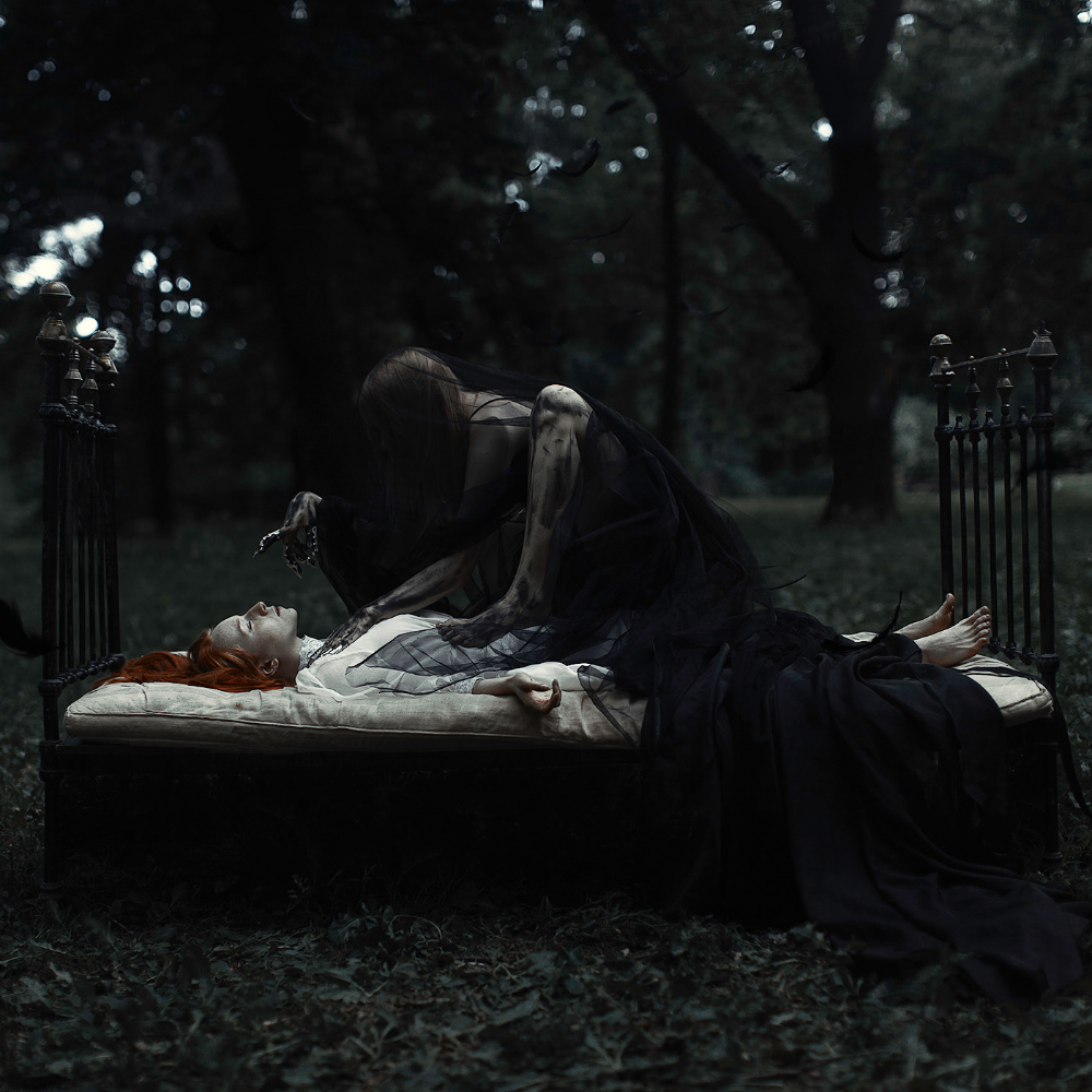  Mụ phù thủy đè ngực ở Anh. Ở Anh, hiện tượng bóng đè được gọi là Old Hag, ám chỉ một mụ phù thủy già nua đến vào ban đêm và ngồi lên ngực của người bị bóng đè, làm họ không thở nổi và không thể cử động. Ảnh: Pinterest.