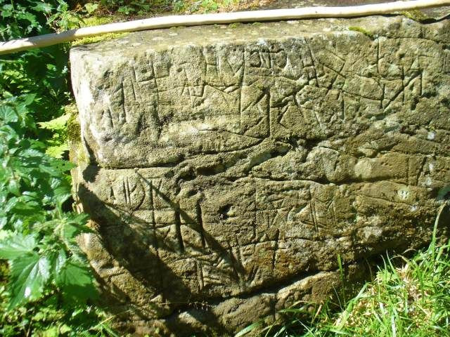  Chữ viết Vinča. Xuất hiện khoảng 5700-4500 TCN tại khu vực Balkan, hệ thống ký hiệu này có khoảng 100 biểu tượng khác nhau, nhưng chưa có bằng chứng nào chứng minh chúng thể hiện một ngôn ngữ. Ảnh: Pinterest.