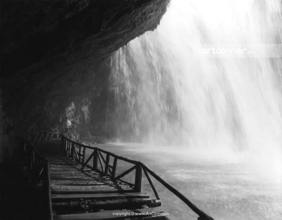 Cảnh tượng nhìn từ lối đi bằng gỗ bên dưới thác Prenn, 1954. Ảnh: Artcorner.vn.
