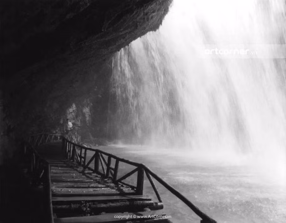 Cảnh tượng nhìn từ lối đi bằng gỗ bên dưới thác Prenn, 1954. Ảnh: Artcorner.vn.