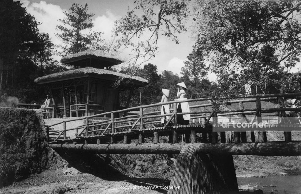 Cây cầu gỗ dẫn vào thác Prenn, 1954. Ảnh: Artcorner.vn.