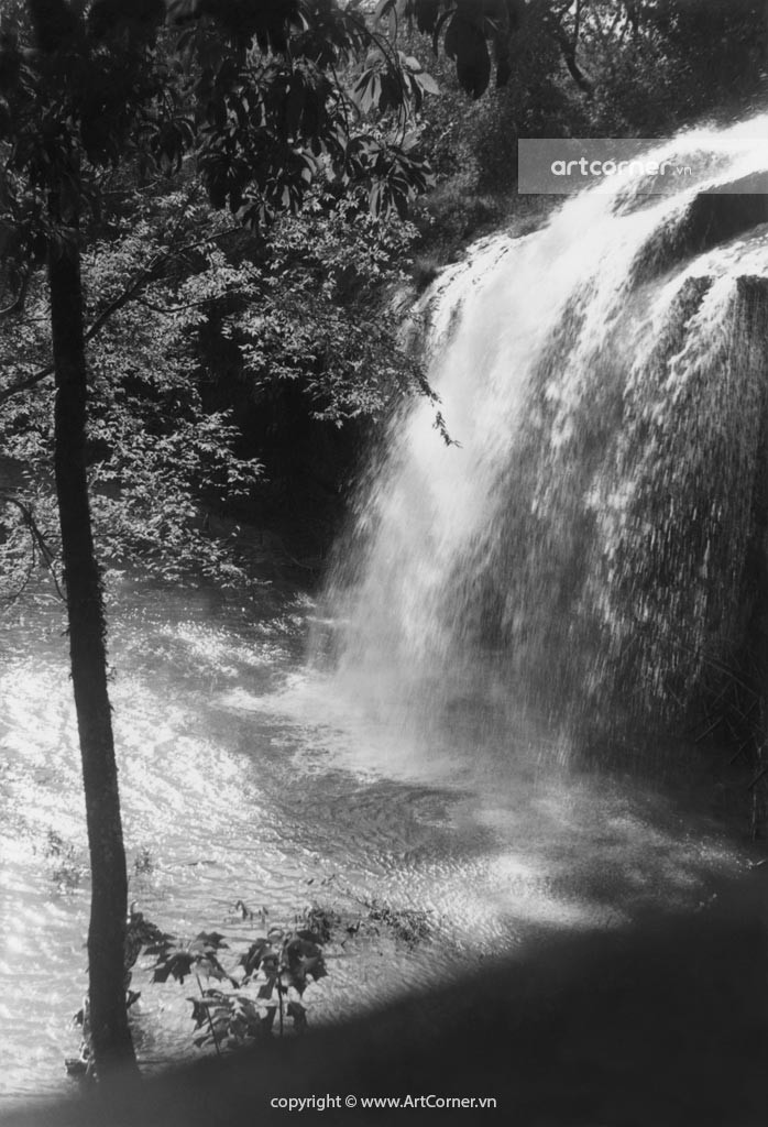 Thác Prenn nhìn từ con đường trên sườn núi dẫn vào thác, 1954. Ảnh: Artcorner.vn.