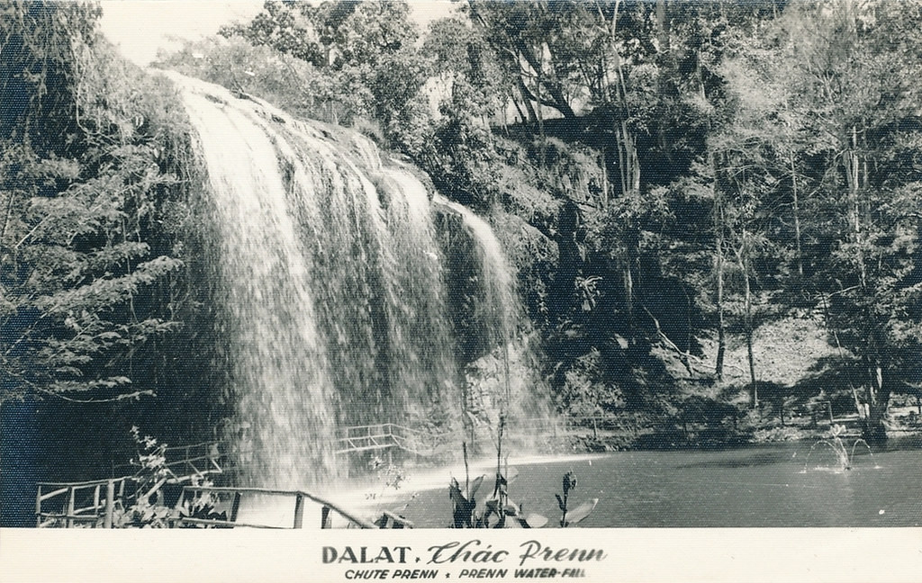 Thác Prenn trong một bưu ảnh đầu thập niên 1950. Ảnh: Public Domain.