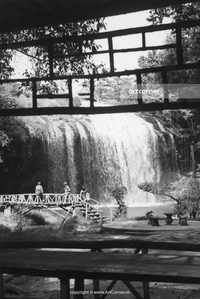 Thác Prenn nhìn từ lán nghỉ chân dành cho du khách, 1958. Ảnh: Artcorner.vn.
