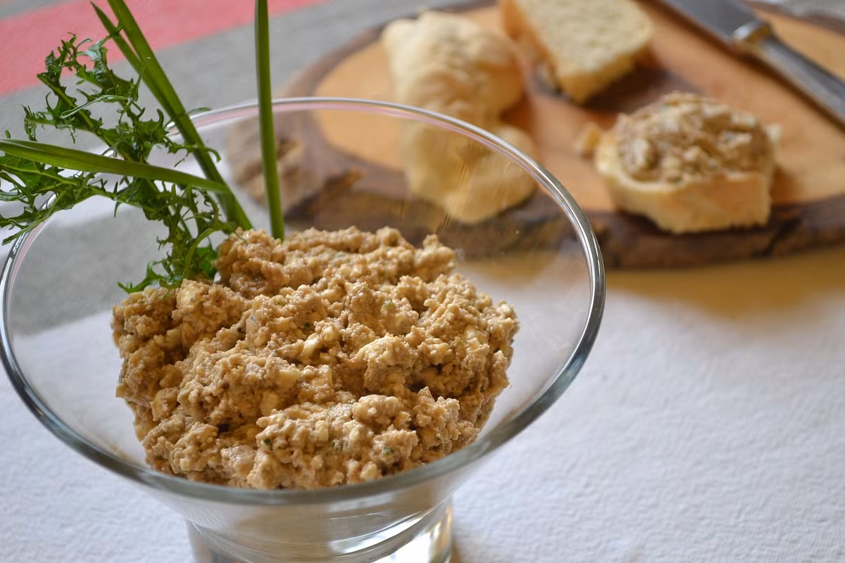  3. Moretum (phô mai tỏi). Moretum là một loại bột nhão được làm từ phô mai tươi nghiền trộn với tỏi, rau thơm, dầu ô liu và đôi khi là các loại hạt. Món này thường được ăn cùng với bánh mì,là món ăn nhẹ hoặc ăn sáng phổ biến của người nông dân La Mã. Ảnh: Pinterest.