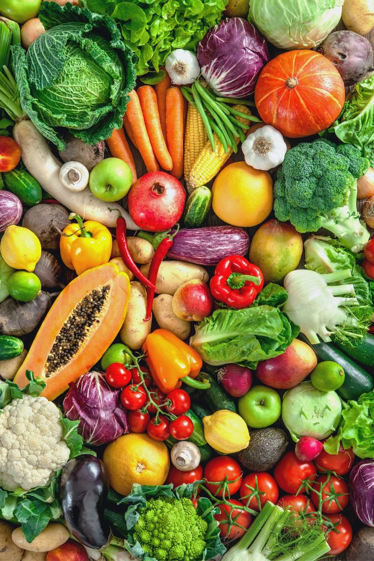  14. Sự đa dạng của rau củ. Rau củ là phần quan trọng trong ẩm thực La Mã, đặc biệt là đối với tầng lớp bình dân. Các loại rau phổ biến bao gồm cải xoong, đậu, đậu lăng, cà rốt, bắp cải, và hành. Các món rau thường được chế biến với dầu ô liu, giấm và các loại thảo mộc như ngò, thì là, và rau thơm. Ảnh: Pinterest.