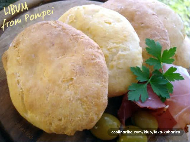  9. Libum (bánh phô mai La Mã). Mô tả: Libum là một loại bánh phô mai cổ xưa, được làm từ bột mì, phô mai, trứng và mật ong. Bánh này thường được dùng trong các nghi lễ tôn giáo và cũng là món tráng miệng phổ biến của người La Mã. Ảnh: Pinterest.